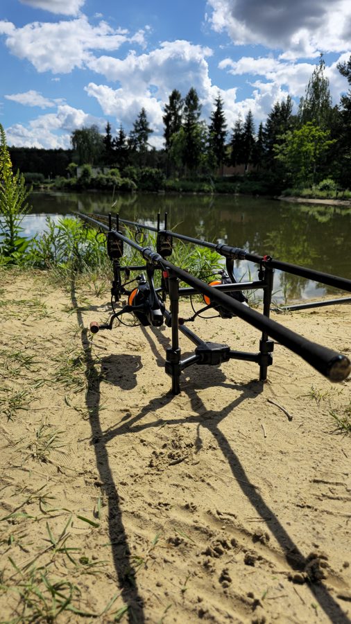 Wędki SHOKEN na rod podzie nad jeziorem
